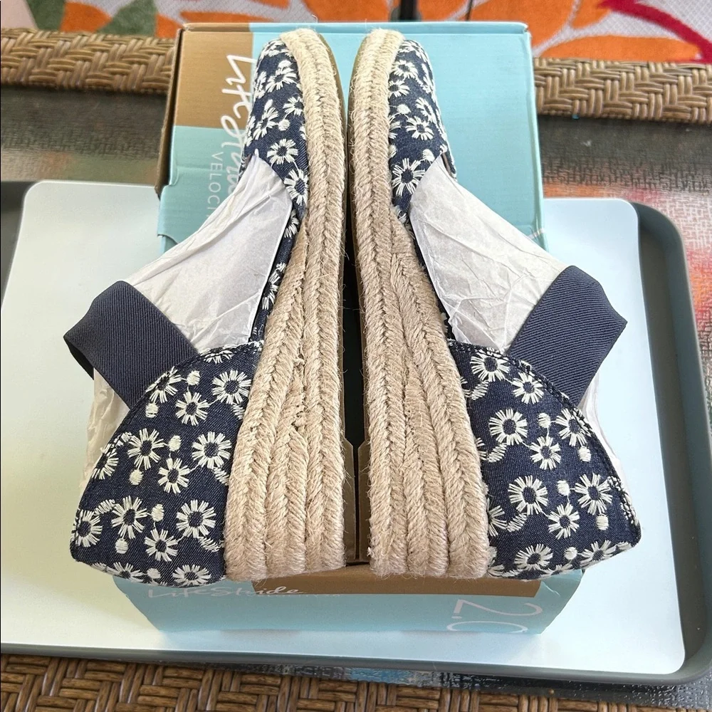 Life Stride Velocity 2.0 Denim Floral Espadrille Wedges Blue/White 9.5 NWT